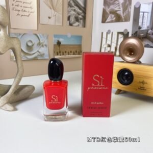 💹58✍️明通版本
阿玛尼红色挚爱50ml香水 18年新香EDP浓香水 Armani Si Passione
前调：粉红胡椒、梨、黑醋栗
中调：玫瑰、茉莉、天莽菜
基调：香草、雪松
标签：果香／香草／政瑰／木香／柔和辛辣／甜