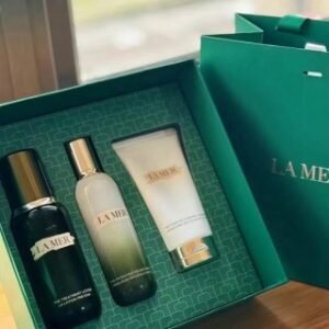 💹220✍️明通版本
海蓝之谜水乳洁面礼盒三件套.包含:精粹水150ml+精粹乳125ml+洗面奶125ml.配手提袋.