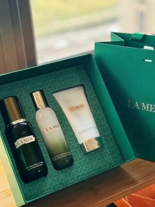 💹220✍️明通版本
海蓝之谜水乳洁面礼盒三件套.包含:精粹水150ml+精粹乳125ml+洗面奶125ml.配手提袋.