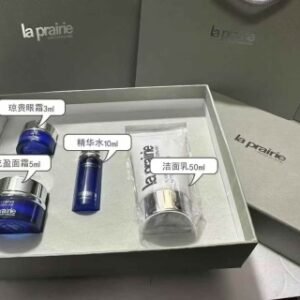 💹55✍️专柜版本
莱珀妮/莱伯妮小样四件套！内含：琼贵眼霜3ml，充盈面霜5ml，精华水10ml，洁面乳50ml。