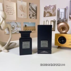 💹50✍️专柜版本
TF法布勒斯香精版/白标香精版 香水100ml
🔜 一比一质量❗汤姆·福特欧美法布勒斯香精100ml
Tom Ford Fucking Fabulous Parfum, 2025
品牌：汤姆·福特
属性：中性香
香调：皮革调
芳香植物皮革零陵香豆树脂气味琥珀
气味：冷杉