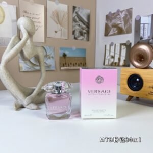 💹48✍️明通版本
范思哲粉钻女士香水30ml
【香调】：清新花果香调
【前味】：石榴, 柚子
【中味】：木兰, 莲花, 牡丹
【后味】：琥珀, Musks, 桃花心木
