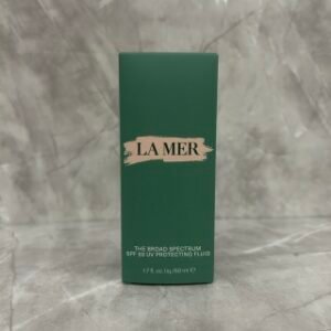 💹45✍️明通版本
海蓝之谜防晒隔离霜绿盒明通版50ml！对版对味.有防晒效果.市场独家质量.非流通货.供平台.可配中文标.需要下单备注.认准批号：A15.