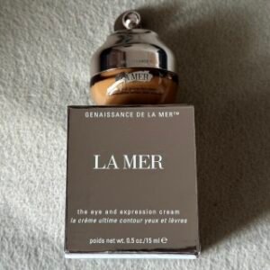 💹40✍️专柜版本
海蓝之谜鎏金焕颜眼霜15ml！正装LA MER海蓝之谜鎏金贵妇级焕颜精华眼霜15ML，鎏金眼霜来了!!眼纹/法令纹通通消失！眼纹、泪沟、法令纹这些真的最容易出卖年龄了！抗皱对我来说	任何抗老产品没有最好只有更好🥰第一次尝试LA MER的顶奢线鎏金系列，首先购入的就是这瓶我觉得最实用的“小胖墩”--鎏金眼霜!用下来真的想给这个淡纹效果打100，超优秀抗老表现力也算对得起价格了，由于我夜间洗脸比较彻底，洗完都感觉下眼有干干的拉扯感👉像是绷着的以跟橡皮筋一样。这个眼霜质地超级绵密，只要一涂上👉即刻效果不吹牛，眼周在喝水!!	一些干纹细纹什么的，一下子就被填平了💢