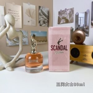 💹55✍️专柜版本
高缇耶丑闻女士80ml 纸盒装
Jean Paul Gaultier Scandal, 2017
品牌：高缇耶
调香师：Fabrice Pelleg..Daphne BugeyChristophe Ra...
属性：女香
香调：花香西普调
前调：血橙橘子
中调：蜂蜜栀子花橙花茉莉桃子
后调：蜂蜡焦糖广藿香甘草