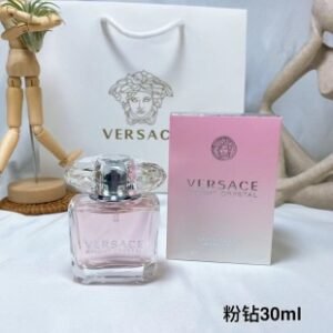 💹45✍️专柜版本
范思哲粉钻香水30ml,光看瓶子就已经醉了!一款清新,诱人且花般芬芳的香氛,极致无暇的中味,永恒迷人的后味,营造浪漫氛围。