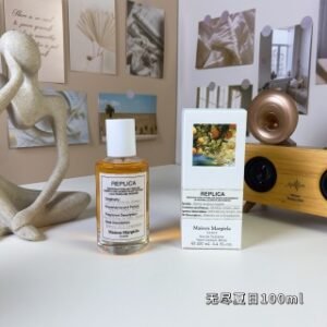 💹45✍️专柜版本
马丁马吉拉无尽夏日100ml
Maison Margiela Never-ending Summer, 2025
品牌：梅森·马吉拉
调香师：Christophe Ra.
属性：中性香
香调：美食柑橘调
前调：果汁鸡尾酒苦橙胡椒
中调：茶叶小豆蔻肉豆蔻
后调：香根草雪松广藿香