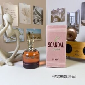 💹55✍️专柜版本
高缇耶午夜丑闻香水80ml 纸盒装
Jean Paul Gaultier Scandal By Night, 2018
品牌：高缇耶
调香师：Daphne Bugey
属性：女香
香调：花香东方调
前调：蜂蜜苦橙柑橘
中调：樱桃晚香玉橙花梨甘松香
后调：零陵香豆香草广藿香檀香木琥珀木麝香