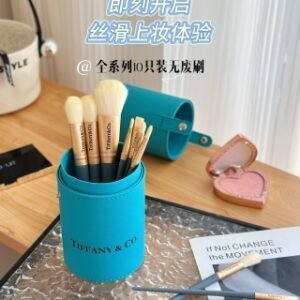 💹36✍️蒂芙尼圆筒收纳化妆刷
〔规格〕：10支

给大家💞share一款我新入🖐🏻的化妆刷
鲜艳的蓝色💙，真的太好看啦
这款是十支装，完全能满足使用需求✌🏻
这款化妆刷的刷毛好柔软，而且耐用
还包含了刷桶，外出携带也hin方便
是我妆容不可缺少的好搭档👍🏻