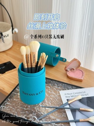 💹36✍️蒂芙尼圆筒收纳化妆刷
〔规格〕:10支
给大家💞share一款我新入🖐🏻的化妆刷
鲜艳的蓝色💙,真的太好看啦
这款是十支装,完全能满足使用需求✌🏻
这款化妆刷的刷毛好柔软,而且耐用
还包含了刷桶,外出携带也hin方便
是我妆容不可缺少的好搭档👍🏻