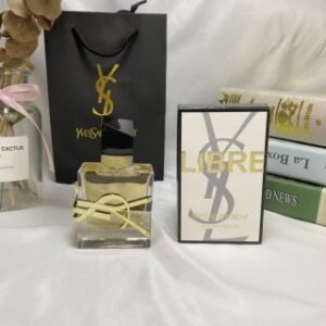 💹48✍️专柜版本，30ml
圣罗兰秋季新款女士香水自由之香Libre EDP浓香刻字30ml
产品描述：本意是想体现坚强大胆和自由，前调没有那么刺激的强烈花香，不过中调开始薰衣草的微釀和花香的甜逐渐强大，时而清醒时而昏沉，慵懒之气逐渐袭来，尾调降到清淡木香，衣草依然显现。
午后或傍晚想安稳的睡一下，喷此香倒是挺合时宜。
前调:橘子薰衣草黑醋栗苦橙叶
中调:茉莉薰衣草橙子花
后调:马达加斯加香草雪松龙涎香麝香
＃薰衣草香水