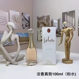 💹40✍️专柜版本
迪奥真我淡香100ml,清新香气淡雅花香。兼具果香与海盐香让白色繁花清新闪耀!对生活发出爱之宣言 愉悦清新,惊艳感官。