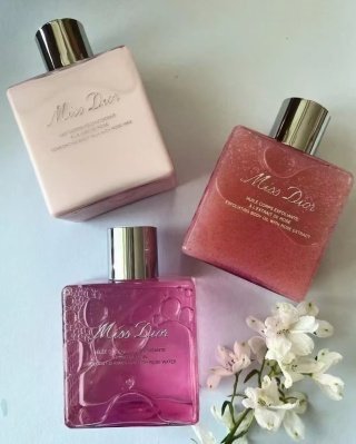 💹35✍️专柜版本
可配中文标✔️
迪奥甜心沐浴露新版200ml
迪奥甜心身体乳新版200ml
迪奥甜心磨砂膏新版200ml