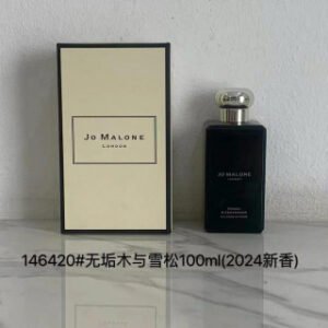 💹55✍️专柜版本
祖马龙24新款黑瓶香水100ml！味道：
无垢木与雪松2024
黑琥珀与姜百合
丝绒玫瑰与乌木
香根草与香子兰
没药与冬加豆
乌木与佛手柑
茉莉与金盏花