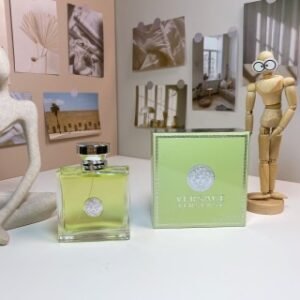 💹52✍️专柜版本
范思哲心动（心动地中海）100ml
Versace Versense, 2009
品牌：范思哲
属性：女香
香调：花香木质调
前调：香柠檬柑橘橘子无花果梨
中调：小豆蔻百合茉莉水仙花
后调：雪松橄榄树麝香檀香木
​