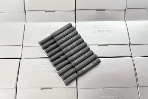 💹12✍️明通版本,单只
膏体带功效对版对味,管身烫金对版,牙口封口贴与原版一致✔️莱伯妮铂金密集精华小样0.7ml!