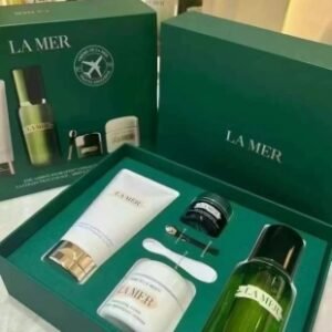 💹240✍️明通版本
海蓝之谜经典保湿四件套 洗面奶款，内含：精粹水150ml +浓缩眼霜15ml +神奇面霜60ml +碧玺洗面奶125ml 。
细节全对版 味道对香 市面最高版本 非流通普货 正品质量直供 支持对比 配礼袋+海免3标 打12 件24