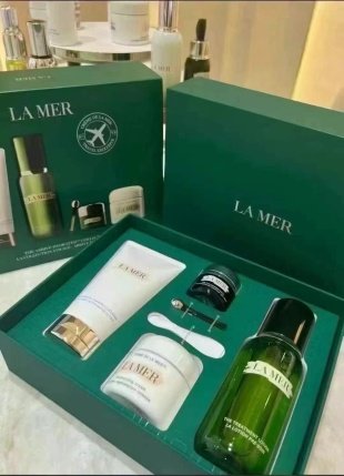 💹240✍️明通版本
海蓝之谜经典保湿四件套 洗面奶款,内含:精粹水150ml +浓缩眼霜15ml +神奇面霜60ml +碧玺洗面奶125ml 。
细节全对版 味道对香 市面最高版本 非流通普货 正品质量直供 支持对比 配礼袋+海免3标 打12 件24