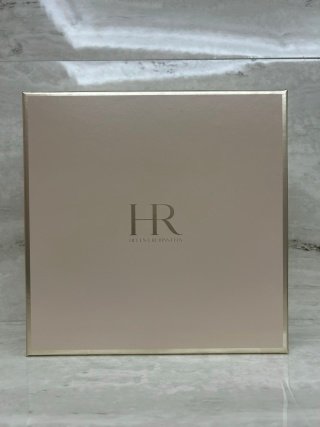 💹220✍️明通版本
HR赫莲娜白绷带一拖六礼盒1+6套盒.配手提袋.包含:白绷带面霜50ml+白绷带面霜5ml×4+小露珠水30ml+洁面20ml.膏体对版对味.面霜膏体正装和小样一样.官网同步.可配中文标.需要下单备注!