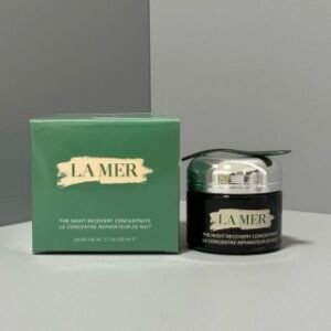 LAMER海蓝之谜浓缩修护膏50ml🔜实拍📸现货❗️A14编码!带中文标,件48粒✔️1. 浓缩膏体修护更强:加倍修护功效,专为医美后肌肤设计,舒缓敏感泛红。2. 秒吸收、不黏腻:膏体丝滑轻盈,推开后瞬间被肌肤吸收,适合早晚使用。3. 深层修护屏障:帮助修复痘印、改善肌肤问题,两周见效!4. 独立使用或叠加护理:搭配面霜效果更佳,也可单独作为急救修护神器。