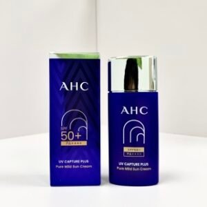 💹20✍️专柜版本
最新版25版AHC小蓝瓶防晒霜50ml🔜实拍📸现货❗️最新版❗️AHC小蓝瓶防晒霜50ml上脸水润清爽，秒成膜不搓泥，一点没有油腻感，也不会觉得闷不用担心会长痘，用在妆前也不会和底妆打架不卡粉～还可以抗蓝光，关键是真的平价大腕～