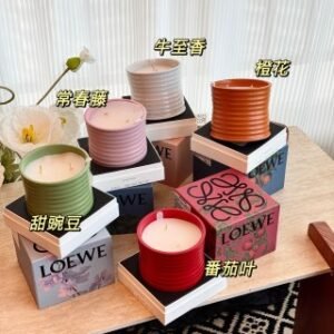 LOEWE罗意威家居香氛香薰蜡烛🕯️🎁
最适合送礼的礼物!
正儿八经的渠道单,断货王香氛蜡烛!Loewe罗意威香薰蜡烛 超好看超好闻
一眼相中 完全是因为盒子太好看太高级,闻起来太有质感了,有种感觉可以治愈心灵分的大自然里被花包围味的的味道
不管是在颜值还是气味上都很加分,放下家里显的很温馨睡前点一下可太舒服了~
蜡烛🕯️均采用源自天然的植物蜡制成
内置两根棉质烛芯,陶制容器✅
规格:610g
均可燃烧50小时
🎁全套礼盒礼袋装/珍珠泡棉固定发货
无论是自己用还是送人,都是非常美好且有寓意的礼物!一共五个香味,姐妹们冲冲冲!!