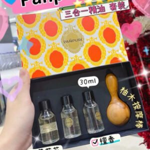 💹70✍️专柜版本
泰国精油三件套礼盒，泰国顶级皇室精油品牌
Spa馆用它按摩一次没有1K下不来自己买一瓶
就可以天天享受啦
1️⃣可以泡澡泡浴
2️⃣可以按摩使用
3️⃣可以身体保湿
泰国精油礼盒⬇️
来自泰兰德的PANPURI
作为泰国旅行不得不买的明星单品
这款PAÑPURI的明星单品
巧妙地将牛奶浴、按摩精油和身体乳三种功效融合在一起。它的核心成分大溪地椰子花油，能够深层滋养肌肤，让肌肤焕发光泽！！