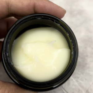 💹200✍️明通版本
海蓝之谜浓缩修护膏50ml 独家私膜 进口纸盒 原色瓶子 对版铝盖 对版中格 双色含注 膏体过检 可配中文标 需要下单备注!