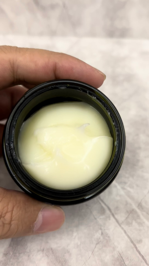 💹200✍️明通版本
海蓝之谜浓缩修护膏50ml 独家私膜 进口纸盒 原色瓶子 对版铝盖 对版中格 双色含注 膏体过检 可配中文标 需要下单备注!