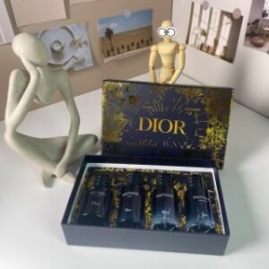 💹60✍️普通版本
迪奥金盒旷野中样四件套30ml*4个，带喷头，内含：淡香旷野，浓香旷野，香精旷野，典藏旷野