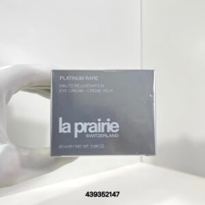 💹45✍️专柜版本
莱珀妮/莱伯妮铂金眼霜20ml!眼霜中的爱马仕。在护肤领域,眼周肌肤的护理尤为重要。因为一旦眼周出现衰老迹象,很难复原。La Prairie的铂金眼霜,以其卓越的配方和奢华的质感,成为了无数女性追求年轻和完美肌肤的终极选择。这款眼霜不仅能深入修复眼周肌肤,更通过激活肌肤层的再生进程,带来全方位的焕活效果。