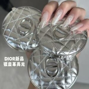 💹70✍️明通版本
2025年 新款 DIOR迪奥银皮革凝脂恒久高光蜜粉/银色皮革高光修容盘明通版6g 。现货6色:
01#---Nude halo裸光色,
02#---Gold halo香槟金
03#---Pink halo粉金
04#---Pink strobe粉红闪光
05#---Blue strobe清冷蓝
06#---Opal sequin蛋自石亮光
正品烤粉工艺 原厂包材 粉质纹路块块雅 细节全对版 味道对香 市面最高版本 非流通普货 正品质量直供 支持对比 配中文标。