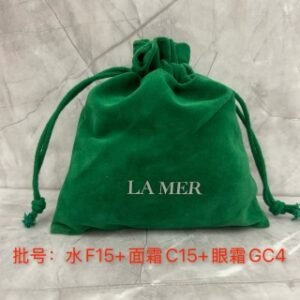 💹55✍️明通版本
海蓝之谜护肤小样三件套绿袋.包含：精粹水30ml+面霜7ml+眼霜5ml+抽绳袋一个，膏体全对版，可冲正，送礼必备，可配中文标，需要下单备注！