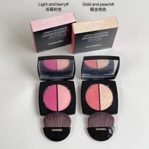 💹60✍️专柜版本
香奈儿高光腮红双色修容盘6.5g！色号：Light and berry#浅莓粉色，Gold and peach#暖金桃色。