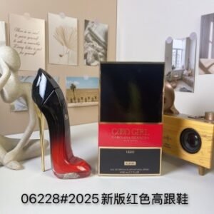 💹55✍️专柜版本
新版 卡罗琳娜2025红色高跟鞋80ml/非常好的女孩合金跟
Carolina Herrera Very Good Girl Elixir, 2024
品牌：赫芮亚
属性：女香
香调：花香东方调
前调：杏仁黑樱桃
中调：晚香玉玫瑰
后调：香草可可果