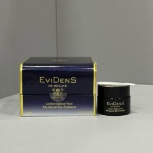 💹60✍️专柜版本
伊菲丹多效眼霜15ml🔜实拍📸现货❗️P3D1编码！EviDens伊菲丹多效眼霜!它是一款眼霜眼膜多效合一的一款产品。这款多效眼霜有15ML，它既可以当做一个眼霜，也可以当做一个眼膜。要早上觉得熊猫眼很重时可以直接涂上它，它也不用洗，你直接后续化妆它也不会有什么问题。
奶霜质地轻盈细腻，一抹就化，润而不油，很好涂抹的，那种化开的水凝露质地，不用担心会闷脂肪粒。坚持使用一段时间后，眼周岁月痕迹可见地变淡了，眼周肌肤变得紧实有光泽!