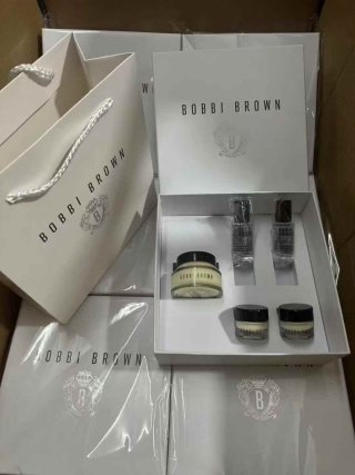 💹80✍️明通版本
芭比布朗橘子面霜4+1/一拖四 套装!内含:面霜50ml*1,面霜7ml*2,卸妆油15ml*2。