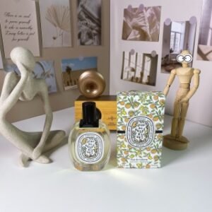 💹45✍️专柜版本
蒂普提克25年限量海丝佩拉蒂之水(金苹果之水)100ml
Diptyque L'eau des Hesperides, 2008
品牌:蒂普提克
调香师:Olivier Pesch.
属性:中性香
香调:芳香调
前调:苦橙苦橙叶青草橘子迷迭香柠檬葛缕子胡椒
中调:薄荷花香
后调:不凋花麝香雪松