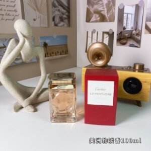 💹65✍️专柜版本
卡地亚美洲豹淡香水100ml
Cartier La Panthere Eau de Toilette, 2018
品牌：卡地亚
调香师：Mathilde Laur.
属性：女香
香调：花香西普调
前调：葡萄柚香柠檬
中调：栀子花绿叶铃兰菠萝玫瑰茉莉梨
后调：麝香广藿香皮革檀香木