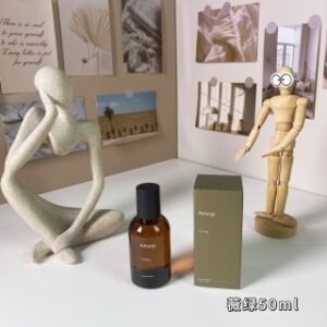 💹50✍️专柜版本
伊索薇绿50ml
Aesop Virëre, 2024
品牌：伊索
调香师：Barnabe Fillion
属性：中性香
香调：芳香木质调
前调：苦橙叶香柠檬白松香
中调：茶叶粉红胡椒树脂
后调：马黛茶干草雪松