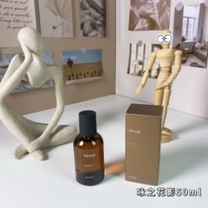 💹50✍️专柜版本
伊索咏之花影50ml
Aesop Aurner, 2025
品牌：伊索
调香师：Celine Barel
属性：中性香
香调：花香调
前调：小豆蔻粉红胡椒柑橘
中调：木兰叶洋甘菊天竺葵
后调：檀香木小豆蔻雪松莎草