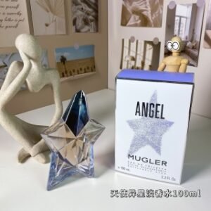 💹55✍️专柜版本
穆格勒天使异星淡香水100ml
Mugler Angel Eau de Toilette, 2011
品牌：穆格勒
调香师：Amandine Cle.
属性：女香
香调：美食东方调
前调：粉红胡椒香柠檬
中调：红浆果果仁糖
后调：广藿香香草雪松麝香