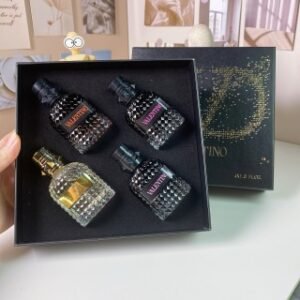 💹55✍️普通版本
华伦天奴男士黑盒四件套30ml*4 个，带喷头，不羁先生香精版，挥金先生， 机车骑士，坠梦罗马