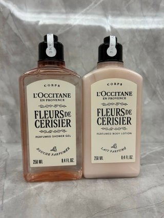💹32✍️明通版本
25年最新版欧舒丹樱花身体乳250ML,沐浴露250ML,两款现货,独家出货,可配中文标,需要下单备注!