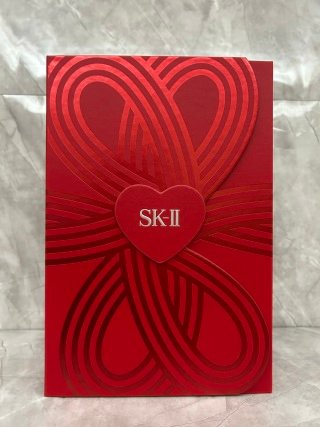 💹220✍️明通版本
SK2节日限定晶透礼盒.包含:神仙水230ML+大红瓶面霜15ML滋润×2.产品都是明通版对版对味.可冲正.市场独家货源.官网同步.配手提袋!