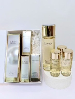 💹130✍️明通版本
雅诗兰黛白金精华水3+1套装!内含:200ml*1+50ml*3。