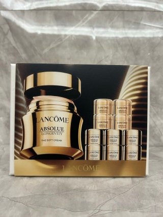 💹120✍️明通版本
新品独家出货,新版兰蔻菁纯面霜1拖11十二件套.内含 菁纯面霜60ml×1+面霜6×5ml+眼霜4×5ml+极光水1×50ml 可配中文标.需要下单备注!