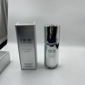 💹40✍️专柜版本
迪奥小A瓶精华25版30ml!开启肌肤超A焕变,焕新加速,紧致升级,让肌肤重焕年轻活力保持少年感的秘密武器㊙️专为抗老而生的!融汇非凡花植精萃协同双重促渗透技术~见证肌肤紧-弹-亮。