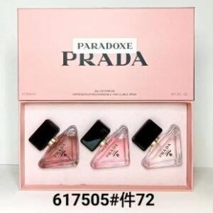 💹55✍️普通版本
普拉达我本莫测香水中样30ml三件套粉盒！内含：30ml*3带喷头。