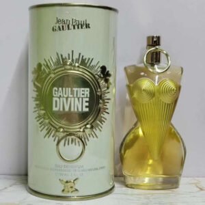 💹65✍️专柜版本
高缇耶 6838#圣女自由百合花浓香水 100ml
Jean Paul Gaultier Gaultier Divine, 2023
品牌：高缇耶
调香师：Quentin Bisch
属性：女香
香调：花香东方调
前调：卡利普松红浆果香柠檬
中调：百合依兰茉莉
后调：蛋白糖饼麝香广藿香